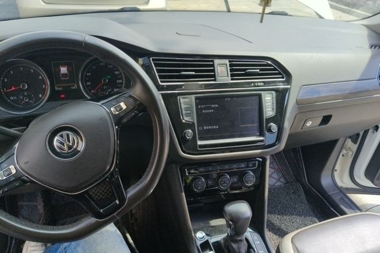 Used Volkswagen Tiguan L 2017 330TSI Automatic Two-Wheel Drive Luxury Edition Center Console
