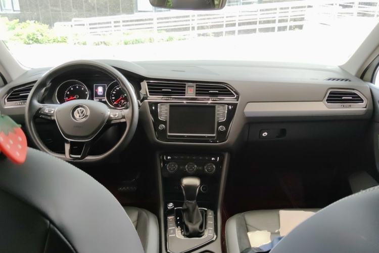 Used Volkswagen Tiguan L 2017 380TSI Automatic All-Wheel-Drive Luxury Edition Center Console