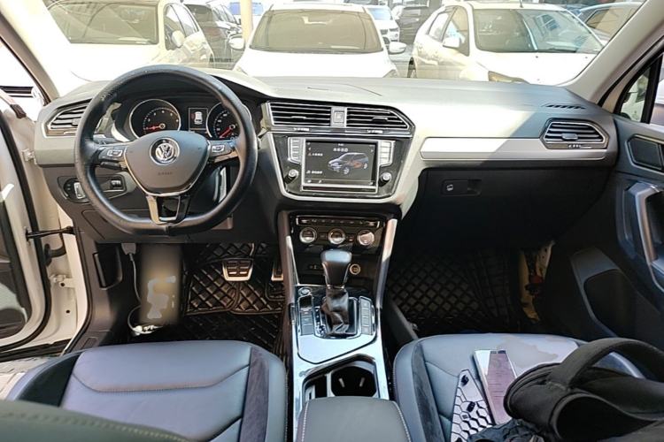 Used Volkswagen Tiguan L 2017 330TSI Automatic Two-Wheel Drive Luxury Edition Center Console