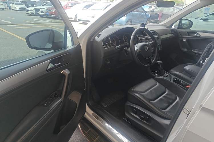 Used Volkswagen Tiguan L 2017 330TSI Automatic Two-Wheel Drive Luxury Edition Driver Seat