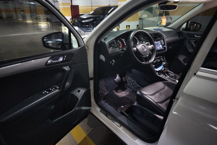Used Volkswagen Tiguan L 2017 380TSI Automatic All-Wheel-Drive Luxury Edition Driver Seat