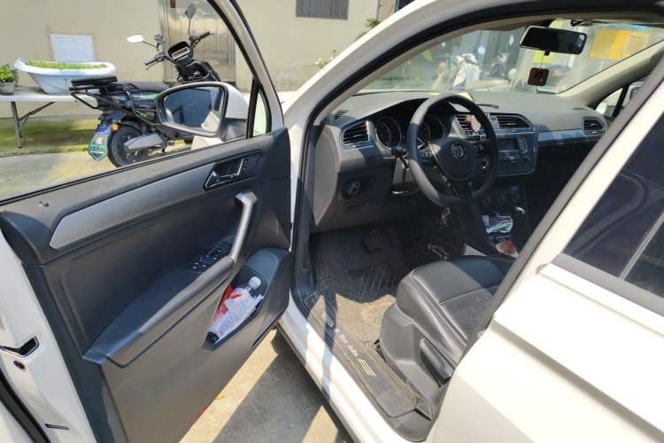 Used Volkswagen Tiguan L 2017 330TSI Automatic Two-Wheel Drive Luxury Edition Driver Seat