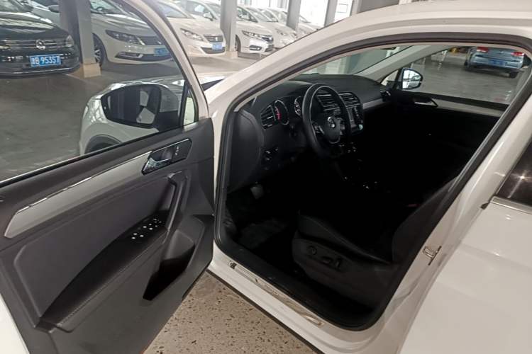 Used Volkswagen Tiguan L 2017 330TSI Automatic Two-Wheel Drive Luxury Edition Driver Seat