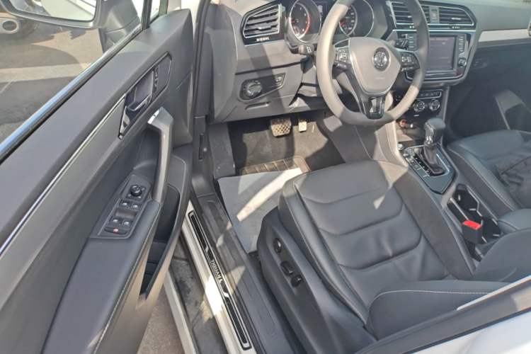 Used Volkswagen Tiguan L 2017 330TSI Automatic Two-Wheel Drive Luxury Edition Driver Seat