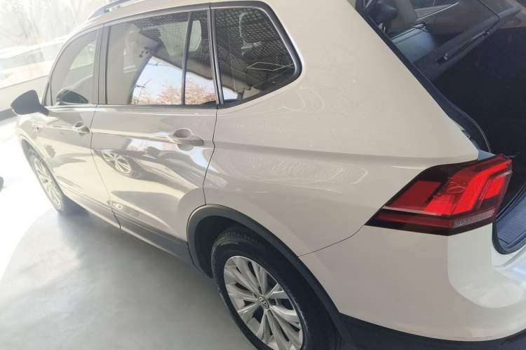 Used Volkswagen Tiguan L 2017 330TSI Automatic Two-Wheel Drive Luxury Edition Exterior 3