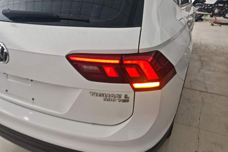 Used Volkswagen Tiguan L 2017 330TSI Automatic Two-Wheel Drive Luxury Edition Exterior 3