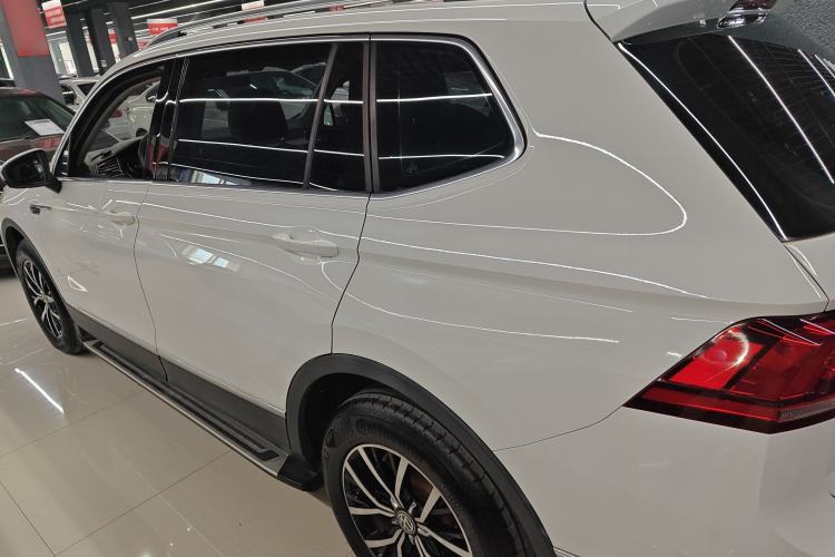 Used Volkswagen Tiguan L 2017 330TSI Automatic Two-Wheel Drive Luxury Edition Exterior 3