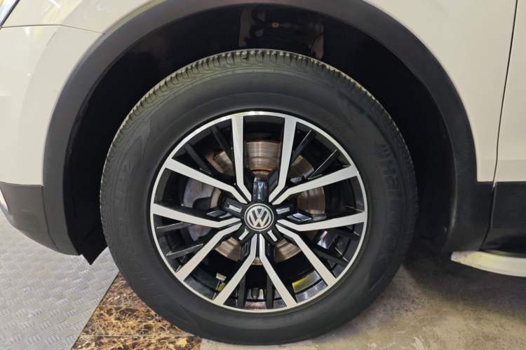 Used Volkswagen Tiguan L 2017 330TSI Automatic Two-Wheel Drive Luxury Edition Exterior 4