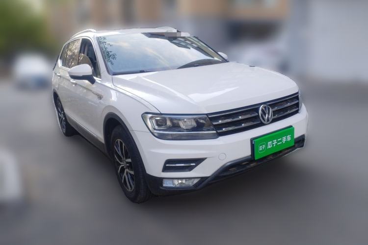 Used Volkswagen Tiguan L 2017 330TSI Automatic Two-Wheel Drive Luxury Edition Front Right 45 Deg
