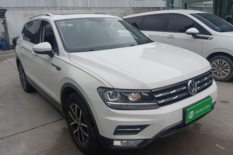 Used Volkswagen Tiguan L 2017 330TSI Automatic Two-Wheel Drive Luxury Edition Front Right 45 Deg