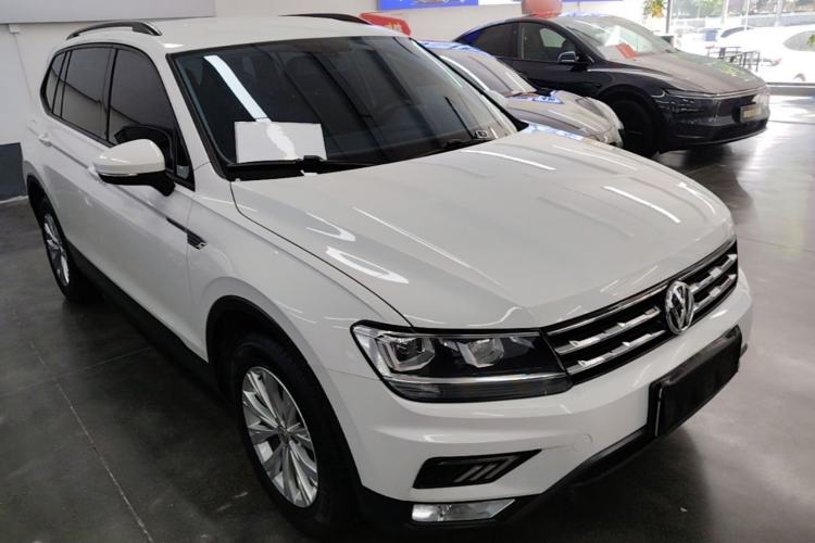 Used Volkswagen Tiguan L 2017 330TSI Automatic Two-Wheel Drive Luxury Edition Front Right 45 Deg