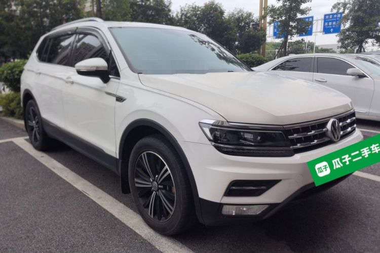 Used Volkswagen Tiguan L 2017 380TSI Automatic All-Wheel-Drive Luxury Edition Front Right 45 Deg