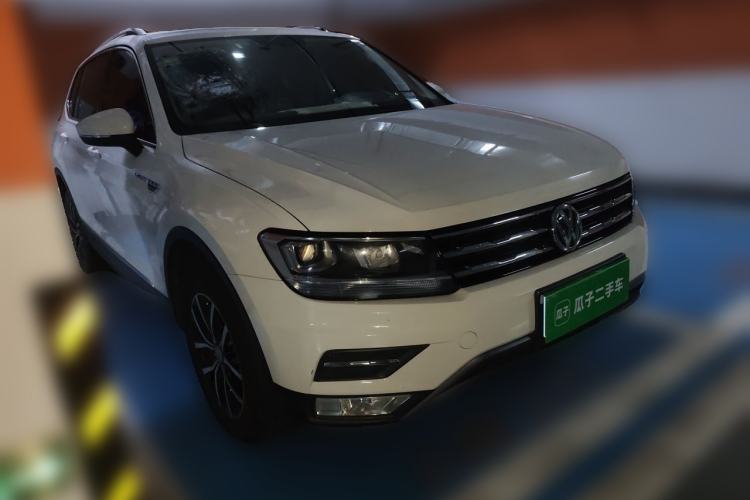 Used Volkswagen Tiguan L 2017 330TSI Automatic Two-Wheel Drive Luxury Edition Front Right 45 Deg