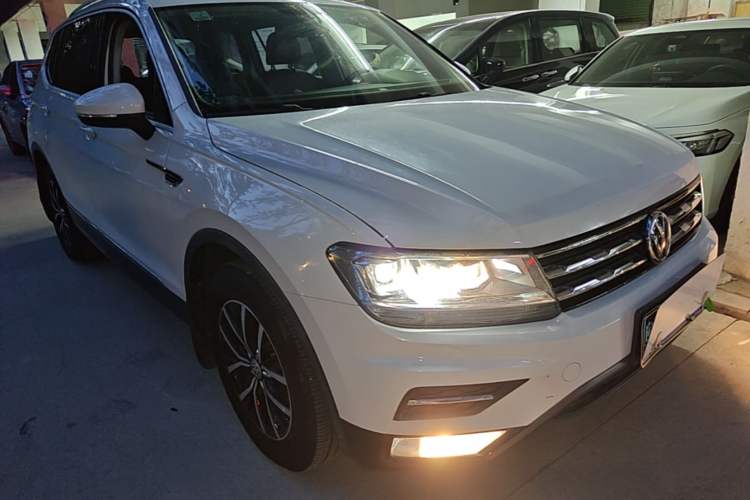 Used Volkswagen Tiguan L 2017 330TSI Automatic Two-Wheel Drive Comfort Edition Front Right 45 Deg