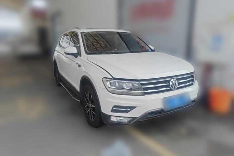 Used Volkswagen Tiguan L 2017 330TSI Automatic Two-Wheel Drive Luxury Edition Front Right 45 Deg