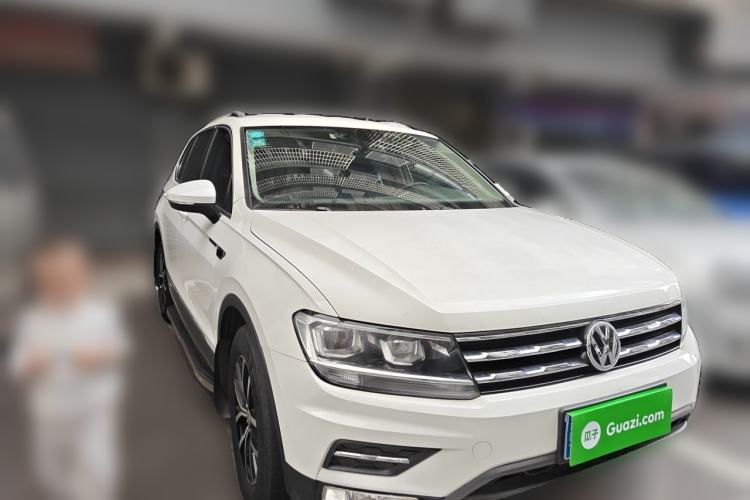 Used Volkswagen Tiguan L 2017 330TSI Automatic Two-Wheel Drive Comfort Edition Front Right 45 Deg
