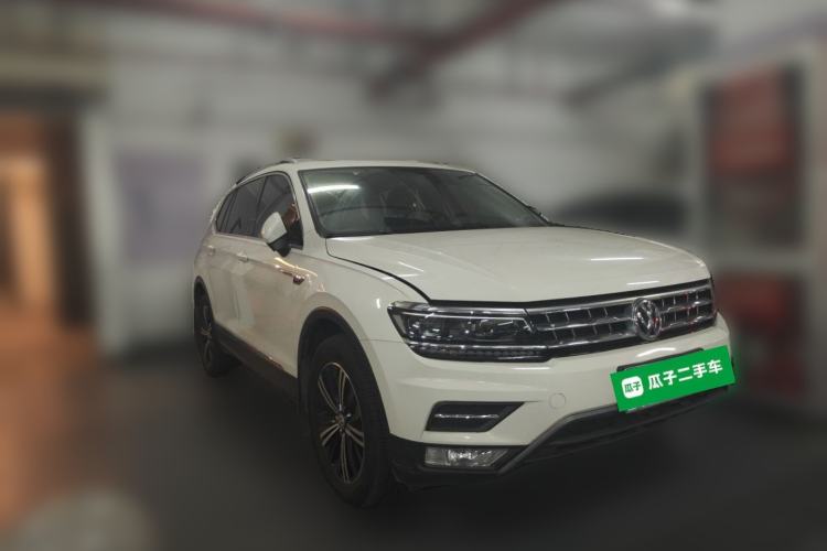 Used Volkswagen Tiguan L 2017 380TSI Automatic All-Wheel-Drive Luxury Edition Front Right 45 Deg