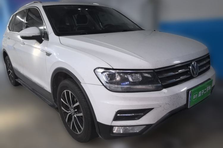 Used Volkswagen Tiguan L 2017 330TSI Automatic Two-Wheel Drive Luxury Edition Front Right 45 Deg
