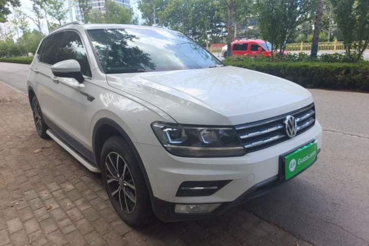 Used Volkswagen Tiguan L 2017 330TSI Automatic Two-Wheel Drive Luxury Edition Front Right 45 Deg