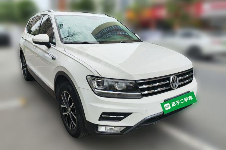 Used Volkswagen Tiguan L 2017 330TSI Automatic Two-Wheel Drive Luxury Edition Front Right 45 Deg