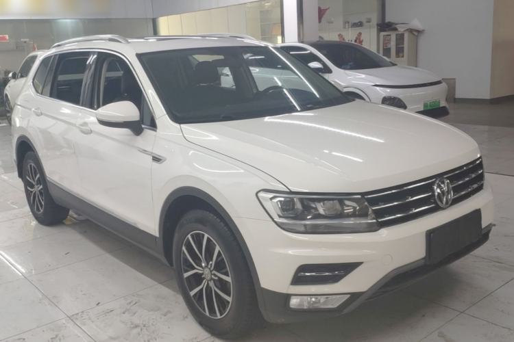Used Volkswagen Tiguan L 2017 330TSI Automatic Two-Wheel Drive Luxury Edition Front Right 45 Deg