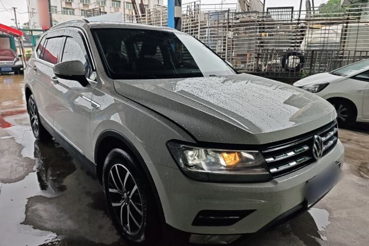 Used Volkswagen Tiguan L 2017 330TSI Automatic Two-Wheel Drive Comfort Edition Front Right 45 Deg