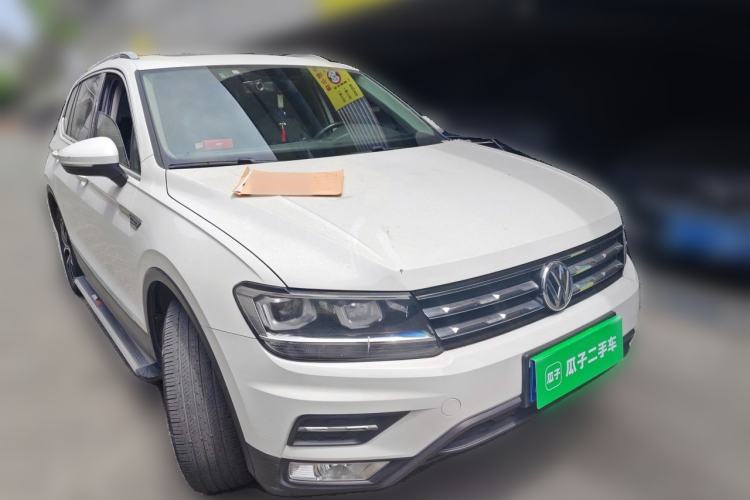 Used Volkswagen Tiguan L 2017 330TSI Automatic Two-Wheel Drive Luxury Edition Front Right 45 Deg