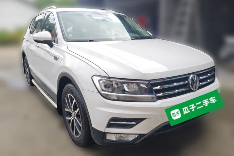 Used Volkswagen Tiguan L 2017 330TSI Automatic Two-Wheel Drive Luxury Edition Front Right 45 Deg