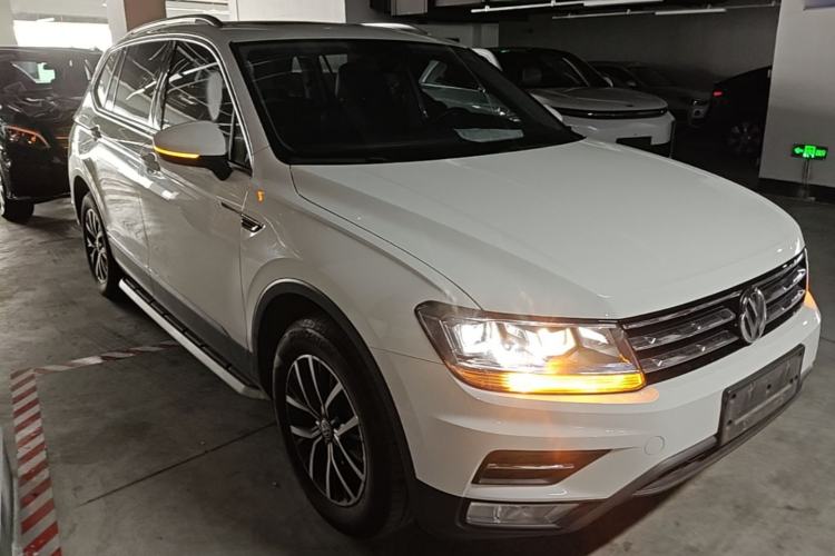 Used Volkswagen Tiguan L 2017 330TSI Automatic Two-Wheel Drive Luxury Edition Front Right 45 Deg