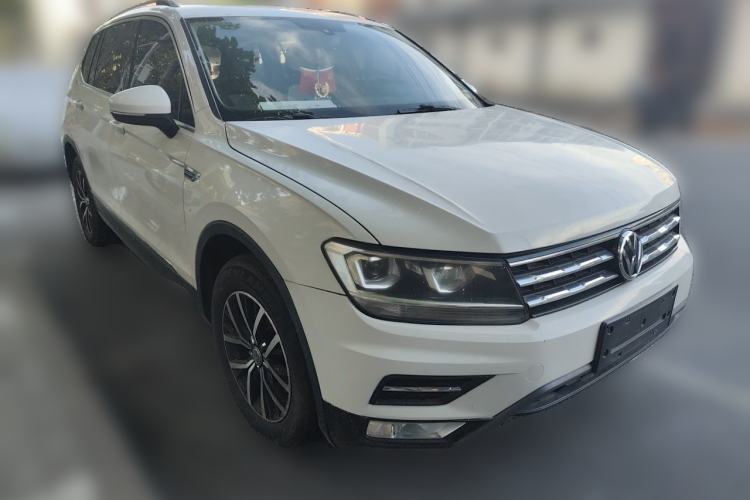 Used Volkswagen Tiguan L 2017 330TSI Automatic Two-Wheel Drive Luxury Edition Front Right 45 Deg