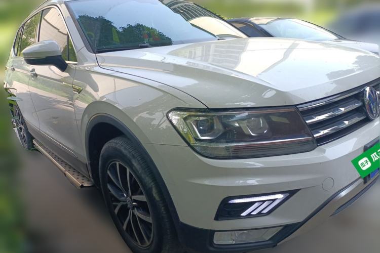 Used Volkswagen Tiguan L 2017 330TSI Automatic Two-Wheel Drive Luxury Edition Front Right 45 Deg