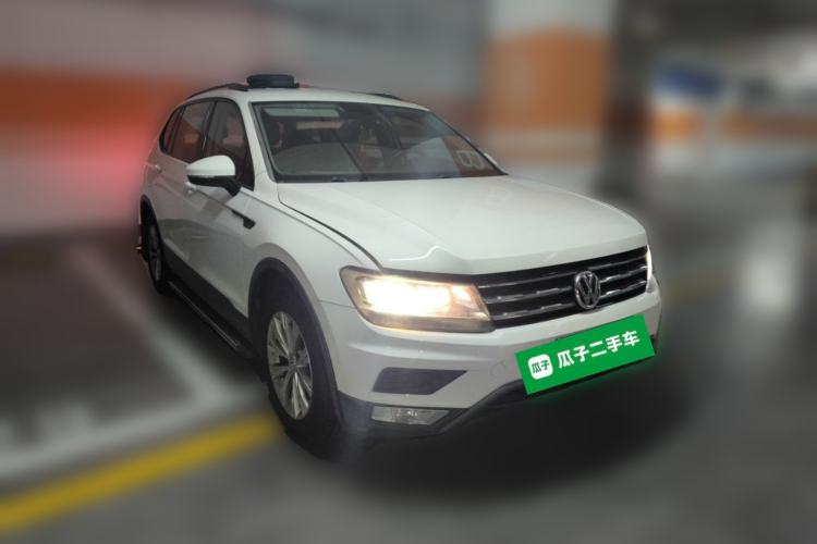 Used Volkswagen Tiguan L 2017 330TSI Automatic Two-Wheel Drive Luxury Edition Front Right 45 Deg