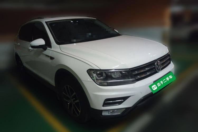 Used Volkswagen Tiguan L 2017 330TSI Automatic Two-Wheel Drive Luxury Edition Front Right 45 Deg