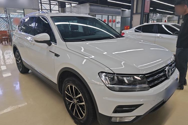 Used Volkswagen Tiguan L 2017 330TSI Automatic Two-Wheel Drive Luxury Edition Front Right 45 Deg