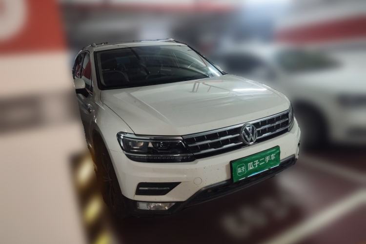 Used Volkswagen Tiguan L 2017 380TSI Automatic All-Wheel-Drive Luxury Edition Front Right 45 Deg