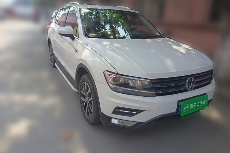 Used Volkswagen Tiguan L 2017 330TSI Automatic Two-Wheel Drive Luxury Edition Front Right 45 Deg