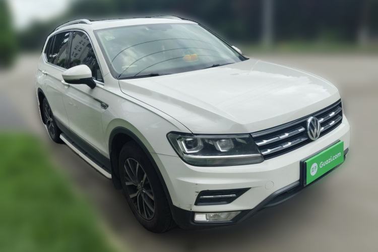 Used Volkswagen Tiguan L 2017 330TSI Automatic Two-Wheel Drive Luxury Edition Front Right 45 Deg