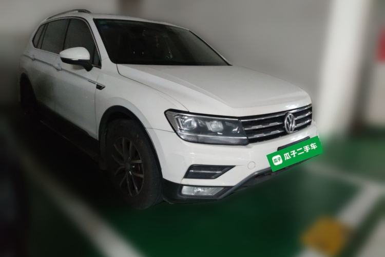 Used Volkswagen Tiguan L 2017 330TSI Automatic Two-Wheel Drive Luxury Edition Front Right 45 Deg