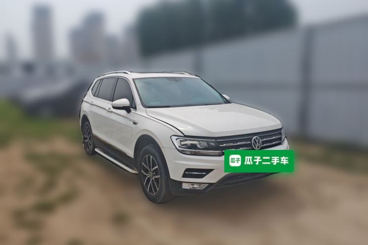 Used Volkswagen Tiguan L 2017 330TSI Automatic Two-Wheel Drive Luxury Edition Front Right 45 Deg