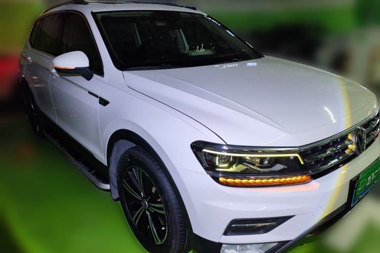 Used Volkswagen Tiguan L 2017 380TSI Automatic All-Wheel-Drive Luxury Edition Front Right 45 Deg