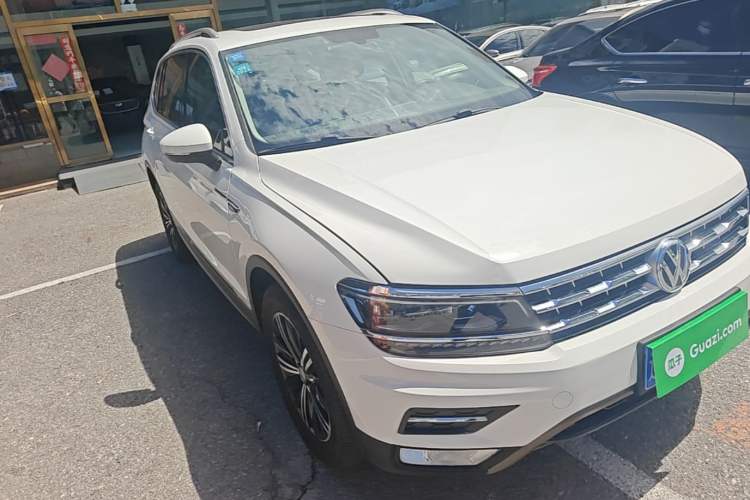 Used Volkswagen Tiguan L 2017 380TSI Automatic All-Wheel-Drive Luxury Edition Front Right 45 Deg