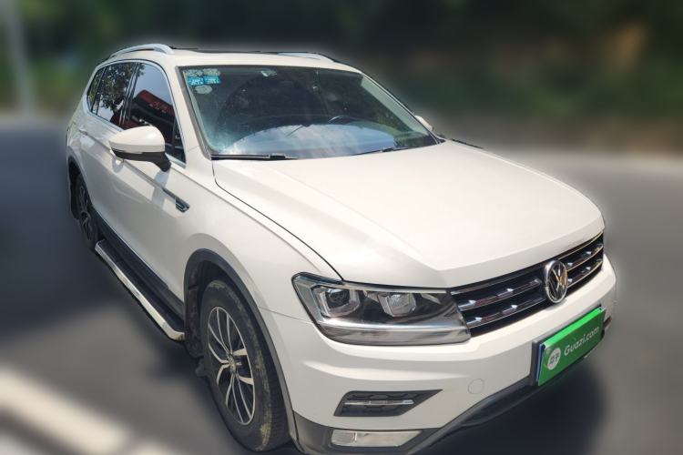 Used Volkswagen Tiguan L 2017 330TSI Automatic Two-Wheel Drive Luxury Edition Front Right 45 Deg