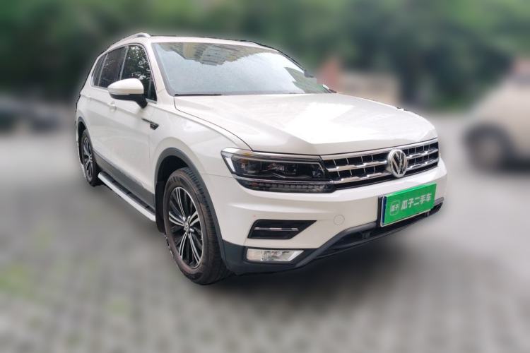 Used Volkswagen Tiguan L 2017 380TSI Automatic All-Wheel-Drive Luxury Edition Front Right 45 Deg