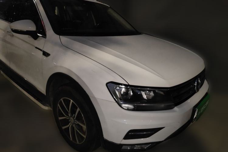 Used Volkswagen Tiguan L 2017 330TSI Automatic Two-Wheel Drive Luxury Edition Front Right 45 Deg
