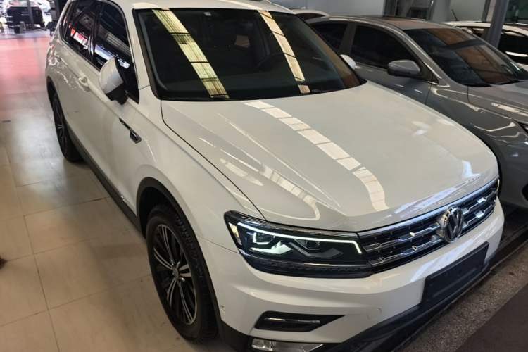 Used Volkswagen Tiguan L 2017 330TSI Automatic Two-Wheel Drive Flagship Edition Front Right 45 Deg