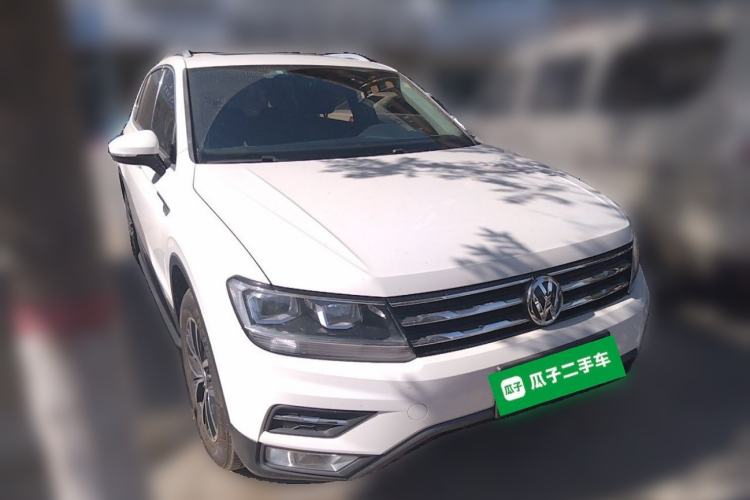 Used Volkswagen Tiguan L 2017 330TSI Automatic Two-Wheel Drive Luxury Edition Front Right 45 Deg