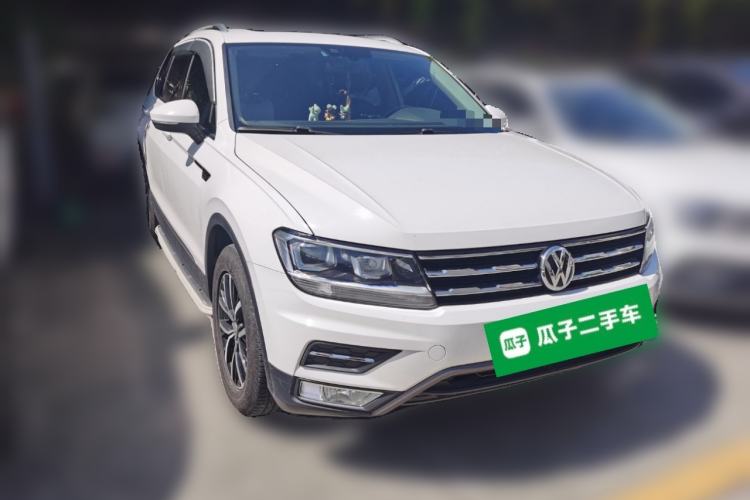 Used Volkswagen Tiguan L 2017 330TSI Automatic Two-Wheel Drive Luxury Edition Front Right 45 Deg