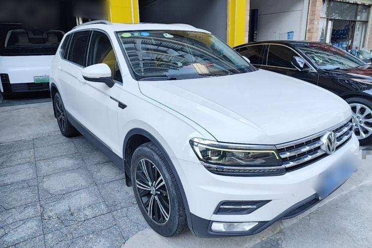 Used Volkswagen Tiguan L 2017 380TSI Automatic All-Wheel-Drive Luxury Edition Front Right 45 Deg
