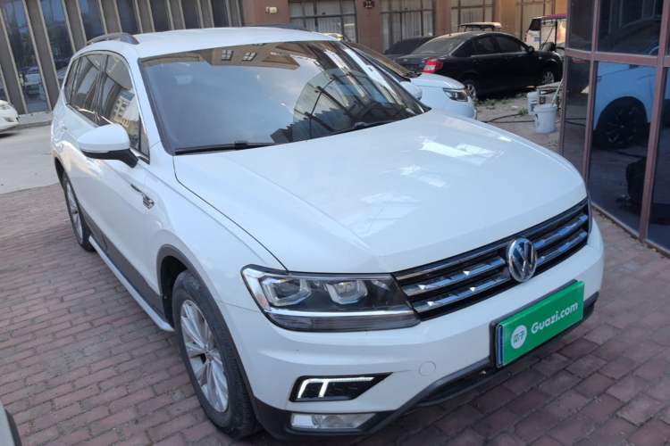 Used Volkswagen Tiguan L 2017 330TSI Automatic Two-Wheel Drive Luxury Edition Front Right 45 Deg