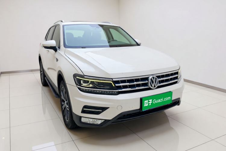 Used Volkswagen Tiguan L 2017 380TSI Automatic All-Wheel-Drive Luxury Edition Front Right 45 Deg
